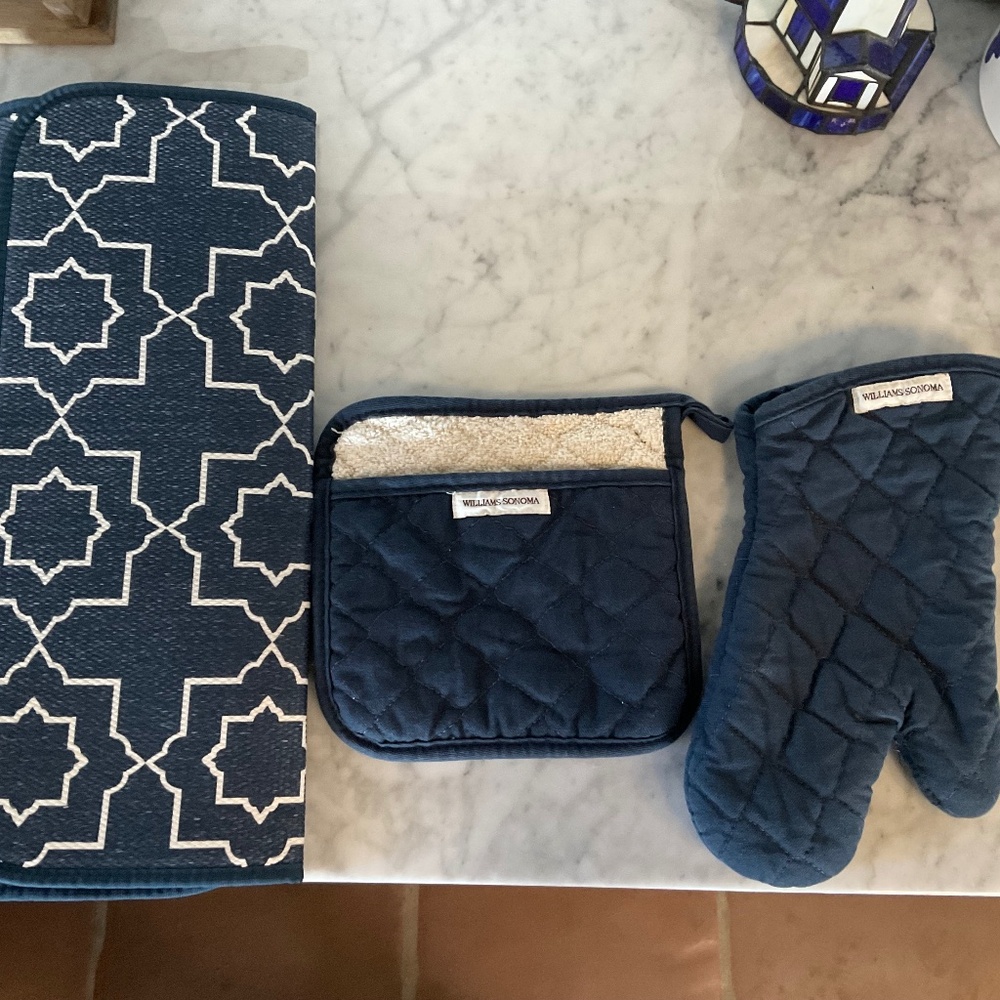Williams Sonoma Pot Holder and Oven Mitt and matching dish drying mat